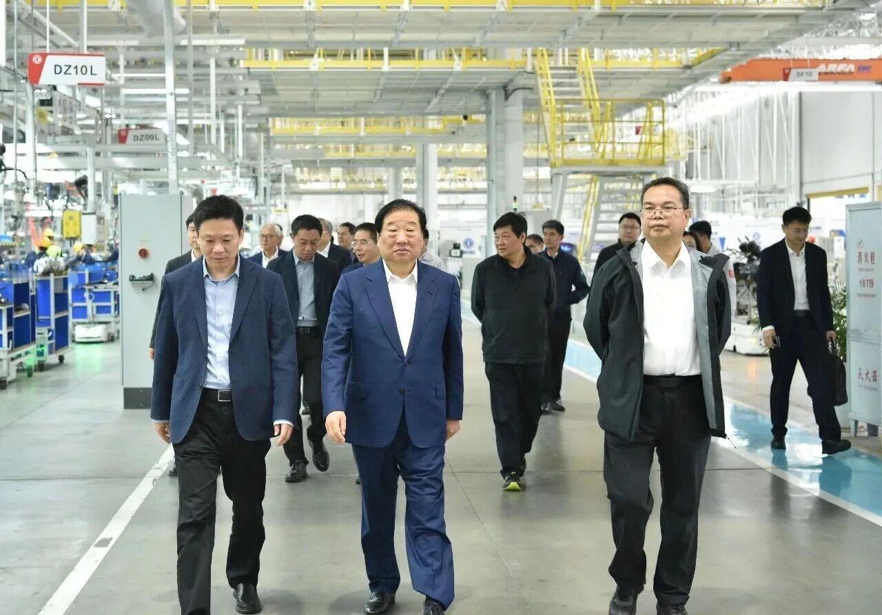 谭旭光调研东风
日前，东风集团外部董事谭旭光一行，赴十堰、襄阳基地调研，聚焦商用