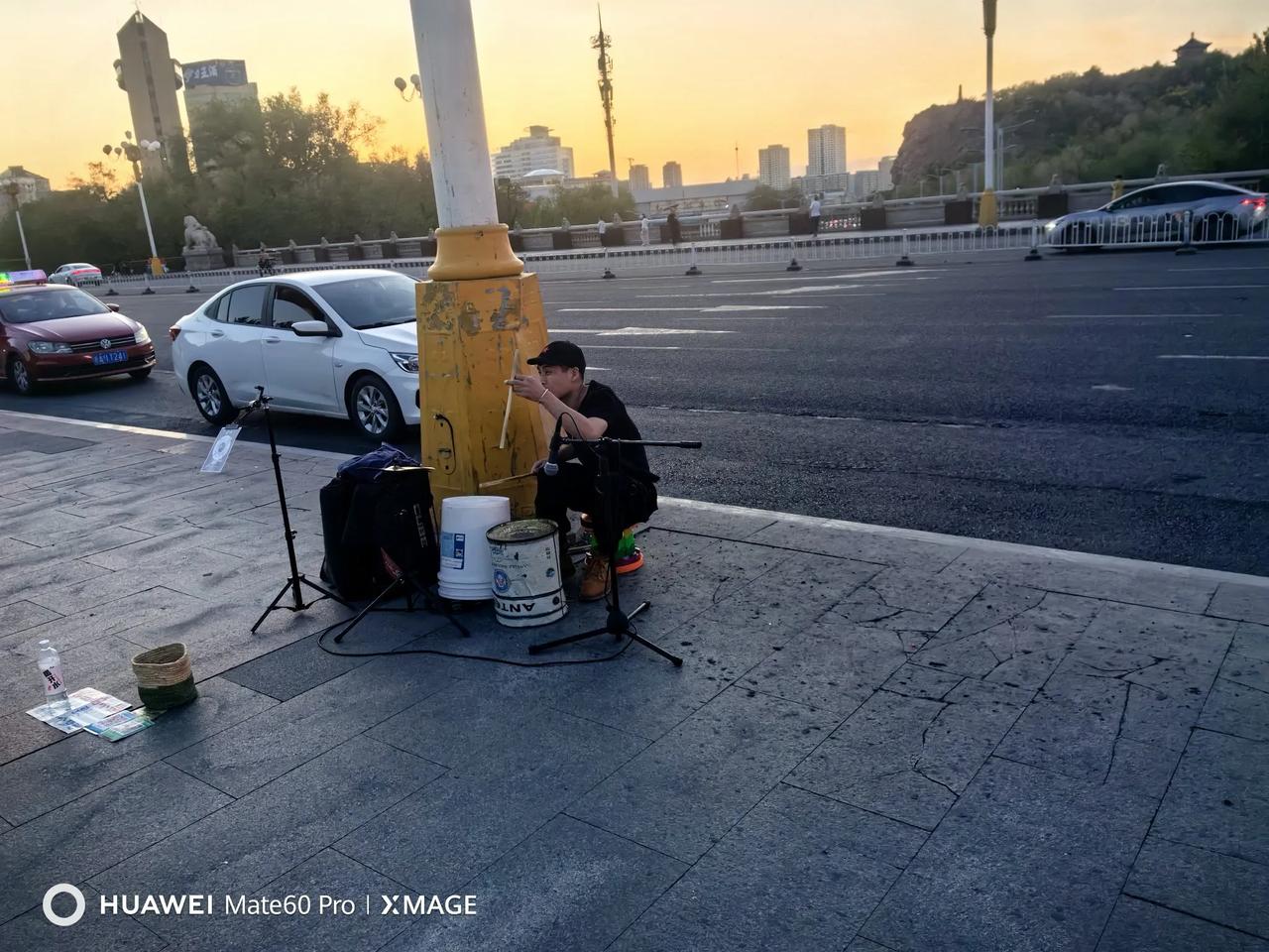 夕阳无限好，自制乐器嗨。
晚上路过西大桥，远处传来一阵打击乐的节奏声。

走近一