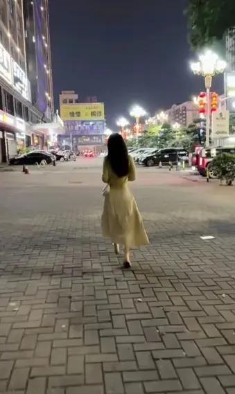 女人穿裙子多好看呀！真想不通，现在好多年轻女孩咋那么喜欢穿宽松的大衣服，昨天坐地