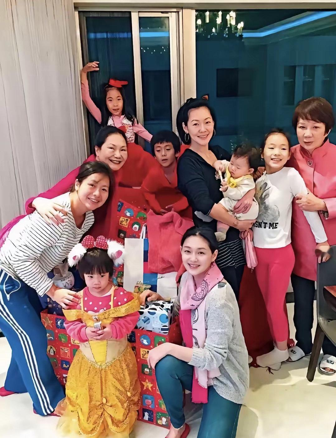 母亲节小玥儿开通ins，姨妈小S、S妈黄春梅第一时间关注，小玥儿这是想妈妈大S了