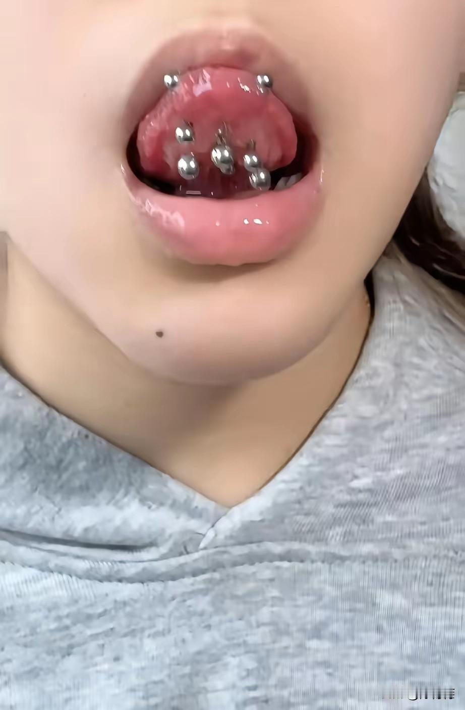 女孩满嘴舌钉
看着挺吓人

舌钉就是自己折磨自己
追求个性方法多种多样

唯有舌