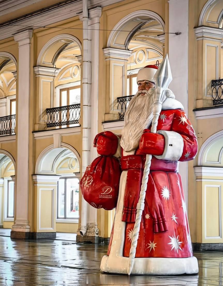 🎅 圣彼得堡新年装饰季已正式开启。按照传统，作为活动序幕的圣诞老人雕像已在百货