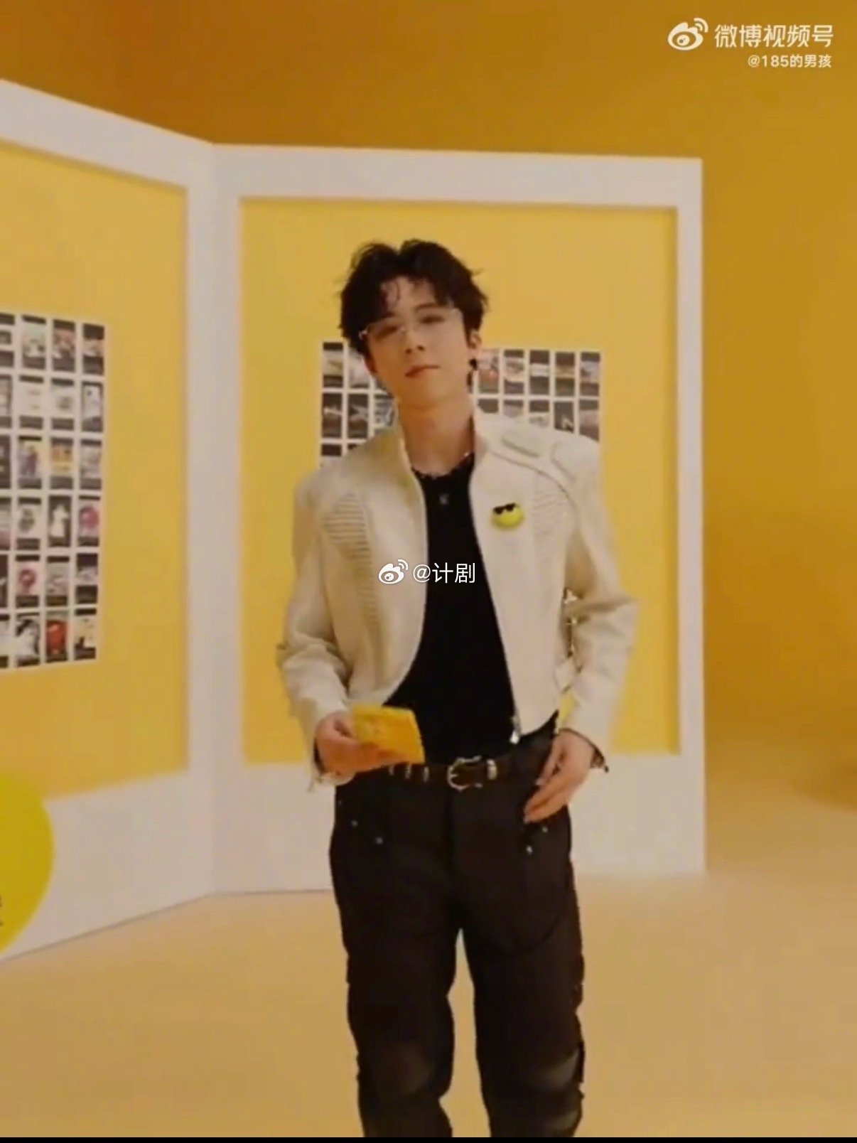 刘宇宁直播黑白撞色赛博感卷毛刘宇宁 白衬衫黑牛仔裤穿出赛博少年感，卷毛造型太加分