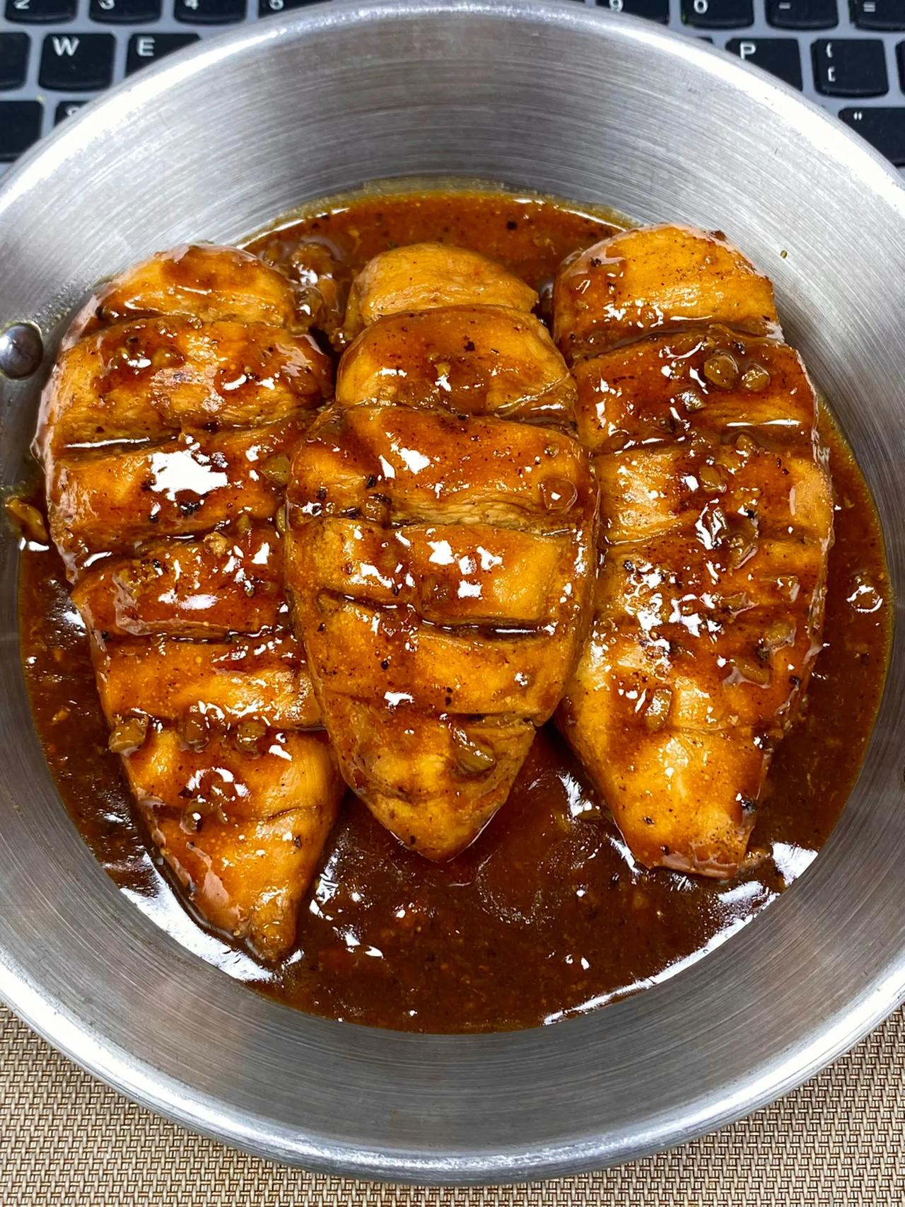 破防了姐妹们……鸡胸肉这样做真的巨好吃!
       有人没吃过这个黑椒鸡胸肉