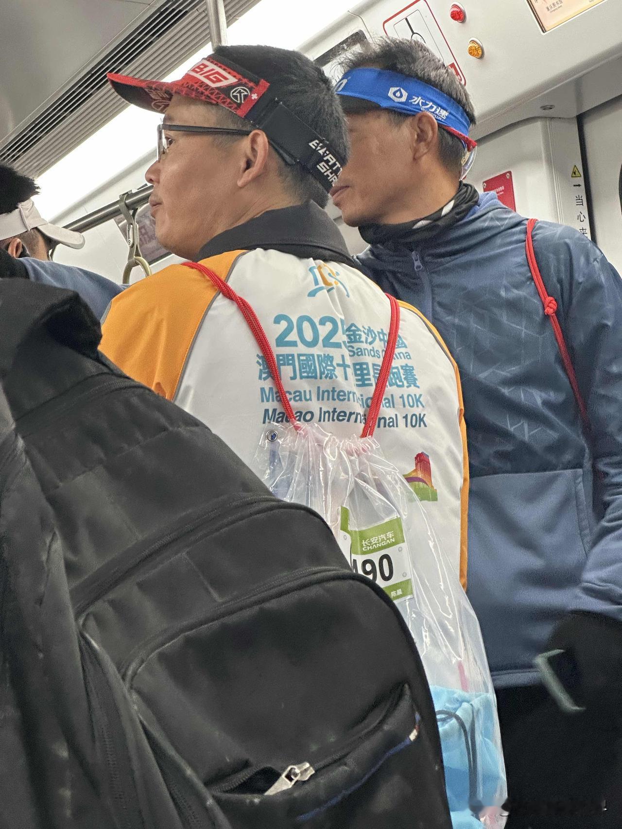 1月18日上午7点，天还没亮，但是重庆环线地铁己经涌入很跑马拉松的体育发烧友啦！