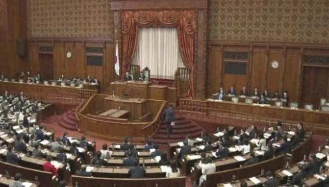 日本防卫预算破纪录，防相甩锅中国，未来军费或超中国。
12月16日，日本国会参议