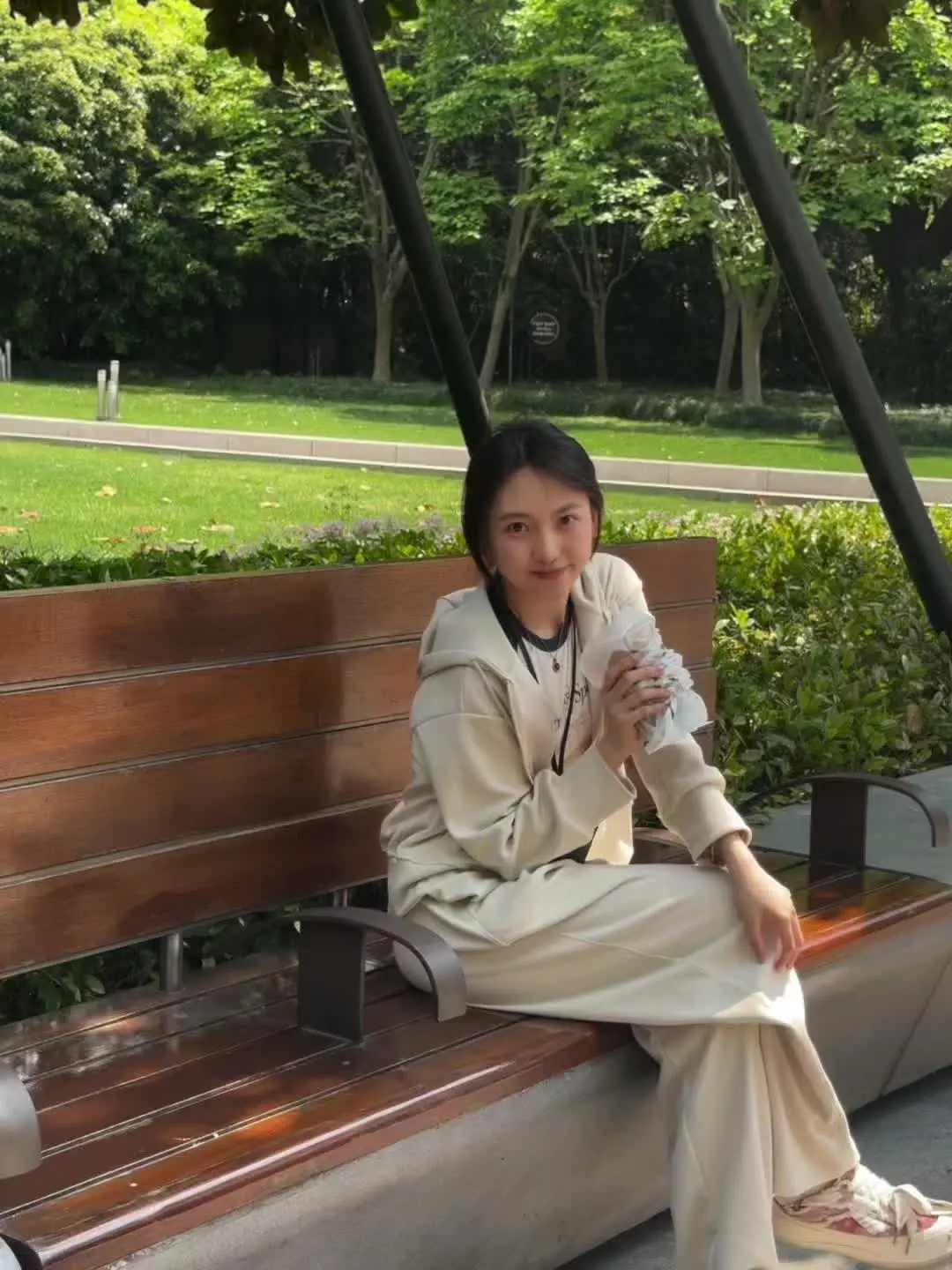 “我想爱你浅浅不停息，繁星在春天里投影，是你的眼睛”