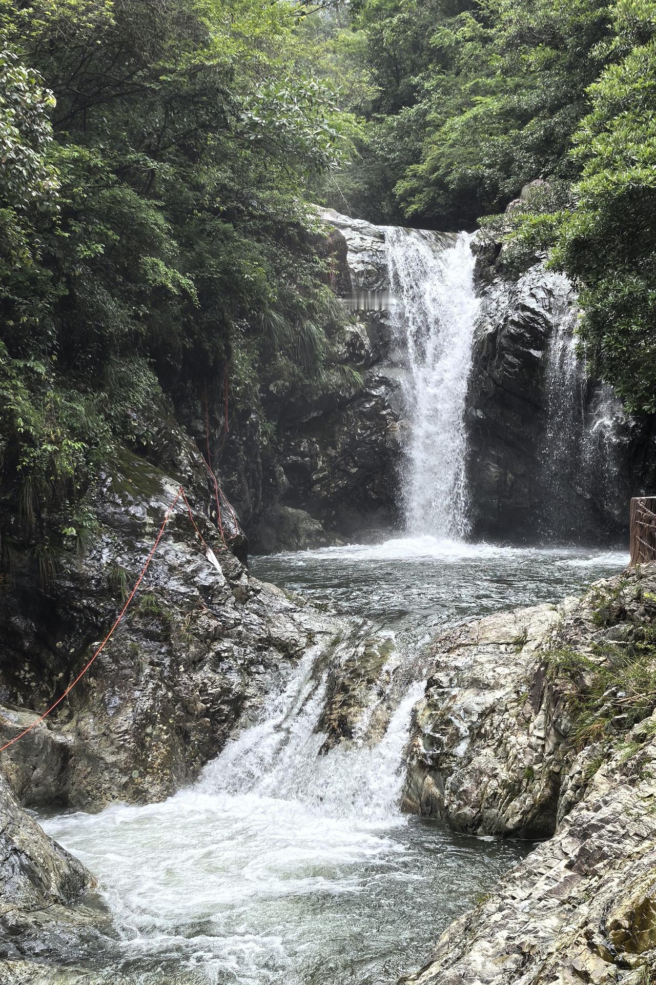来黄山见山，龙潭先见水，九龙潭瀑布便是此行黄山第一站。九龙潭瀑布号称安徽第一瀑，