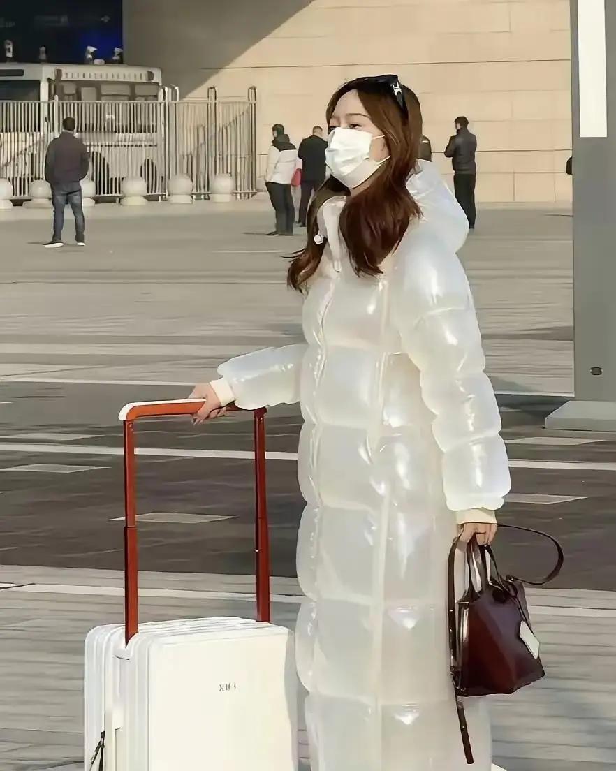 妹妹刷到“果冻羽绒服”种草图，脑子一热花一千四下单，透明外壳裹着白羽绒，像把布丁