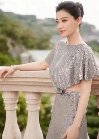 🐒当年，梅婷生孩子时羊水栓塞，生命垂危，医生问家属：“救大人还是救孩子？” 关