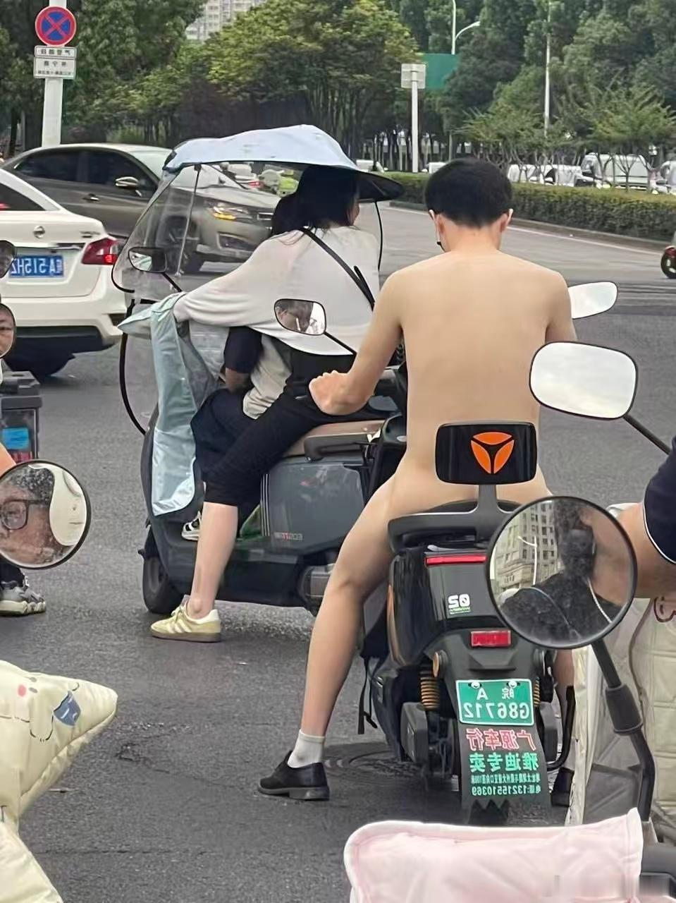 蜀山万象城倮骑，网友：这是在做任务