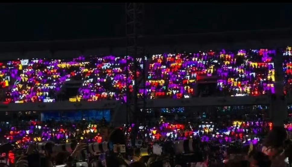 来看今晚时代少年团演唱会全景灯牌图 哪家灯牌最亮眼马嘉祺紫海 丁程鑫金海 宋亚轩