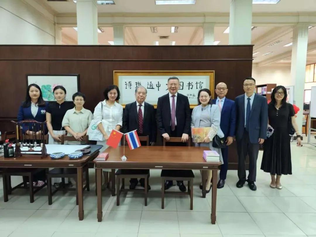 张维为教授访问泰国朱拉隆功大学。8月19日，张教授率团泰国一行，来到了朱拉隆功大
