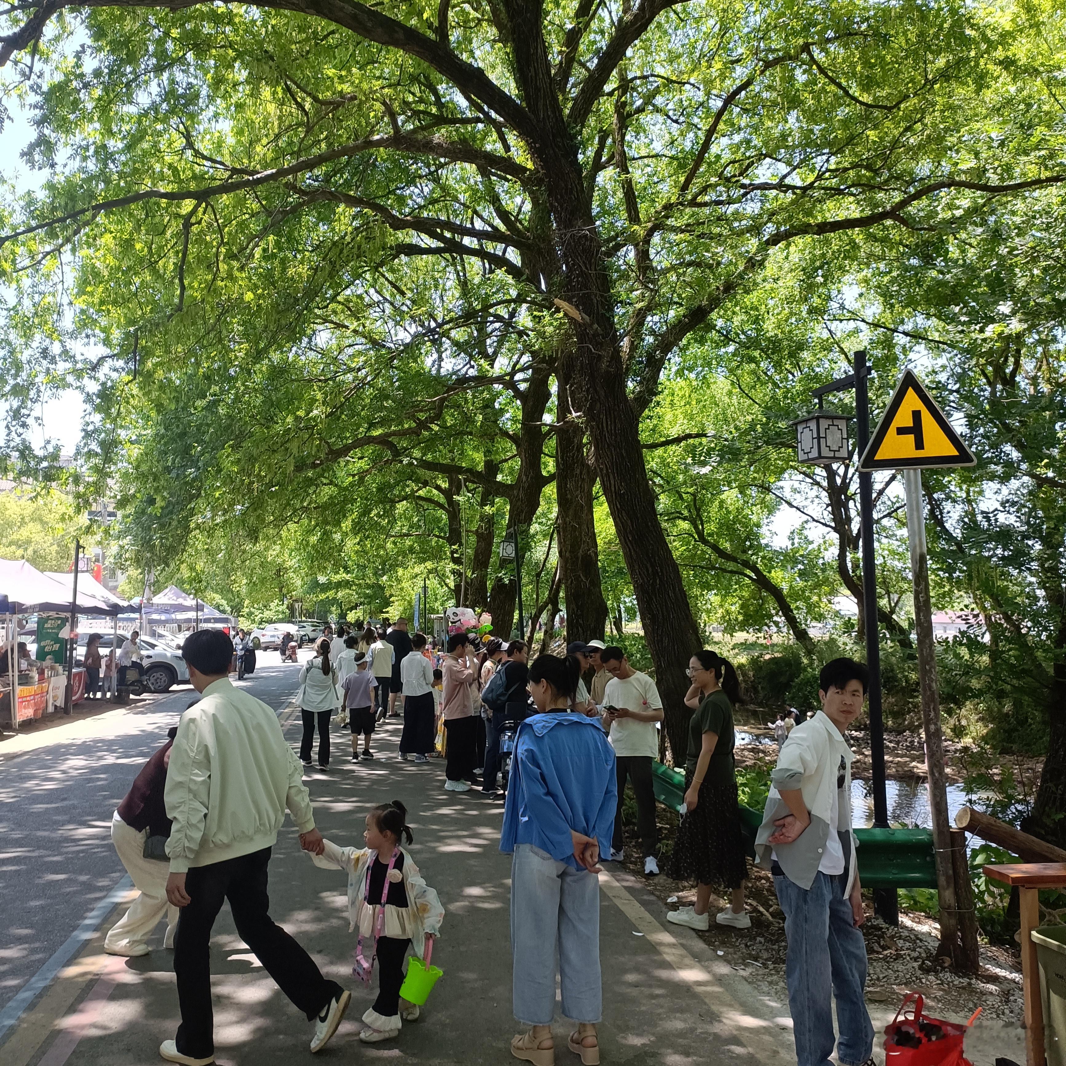 五一景区挤麻了。真是万万没想到，安徽省南陵县绿岭镇的一条山泉小溪，居然能吸引来这