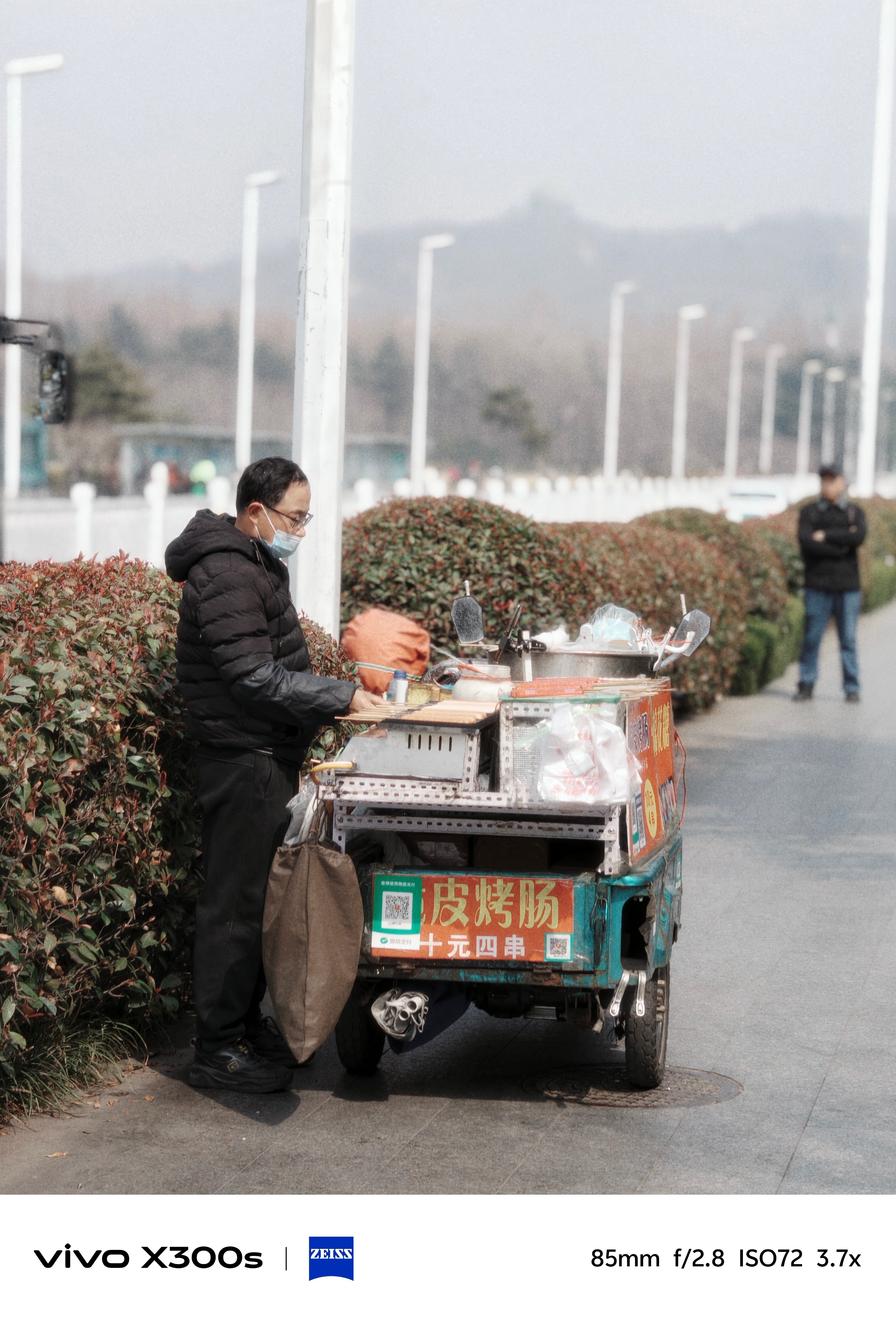 这次的vivo X300s的影像新增了“追光”风格，对应的是理光负片效果，比普通