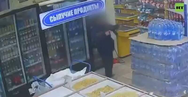 【男子持AK步枪在超市内疯狂扫射 现场顾客员工四散逃命】海外新鲜事 乌克兰东部顿