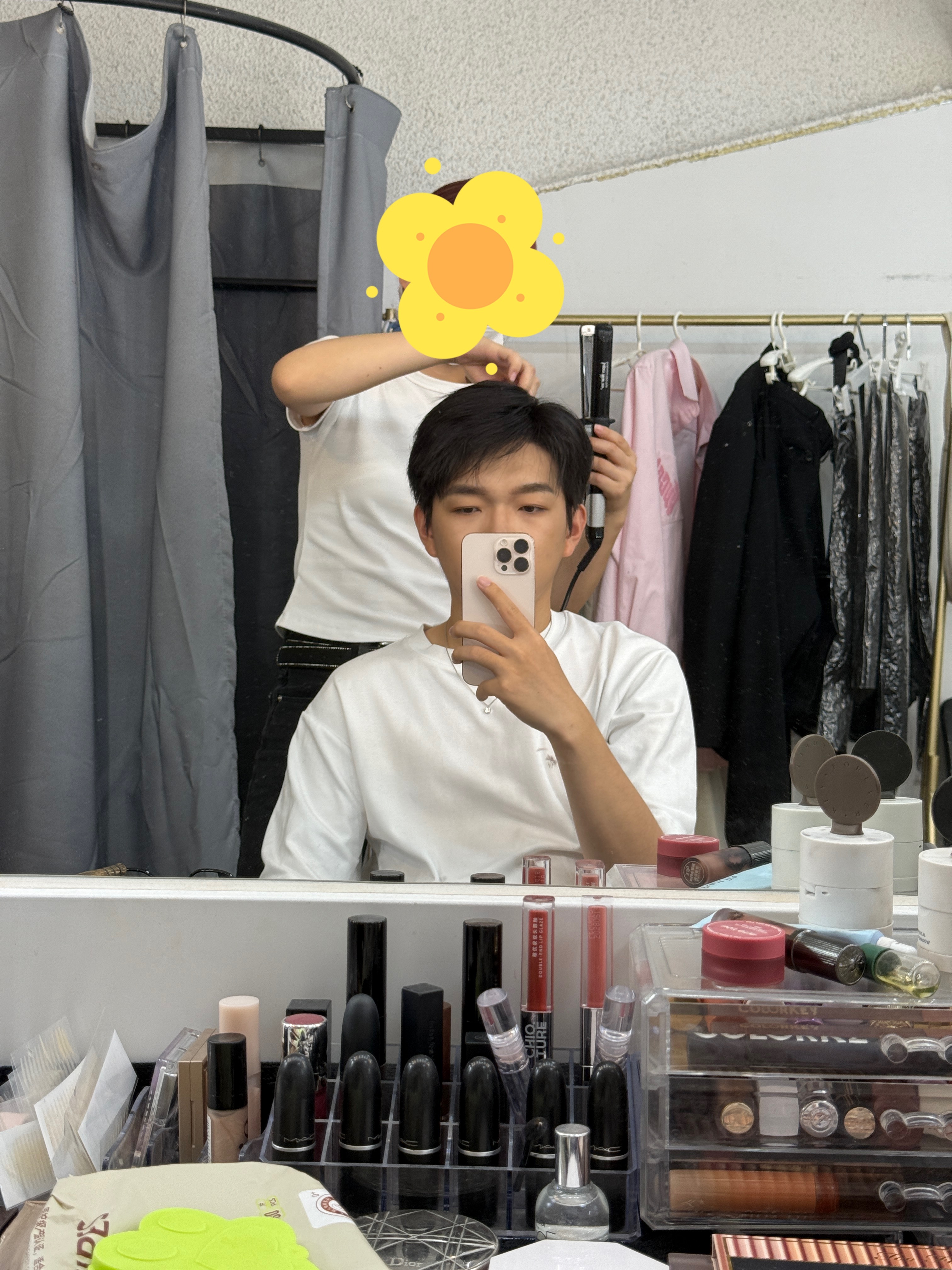 注意看，这个男人又化上妆了……[二哈][二哈] ​​​