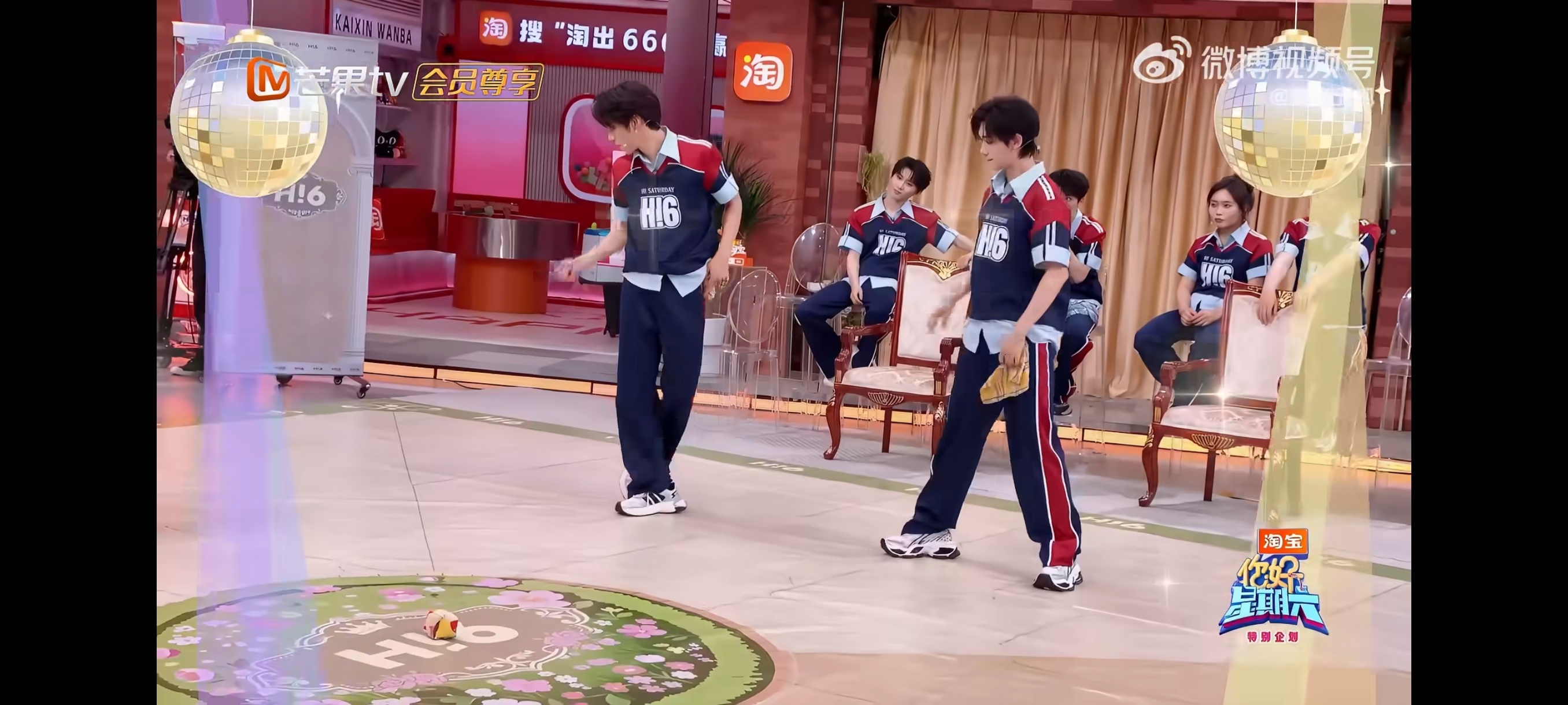 李晨跳舞四肢像刚认识的 “请你跟我这样做”环节笑点太密了！李晨跟着刘耀文学跳舞，