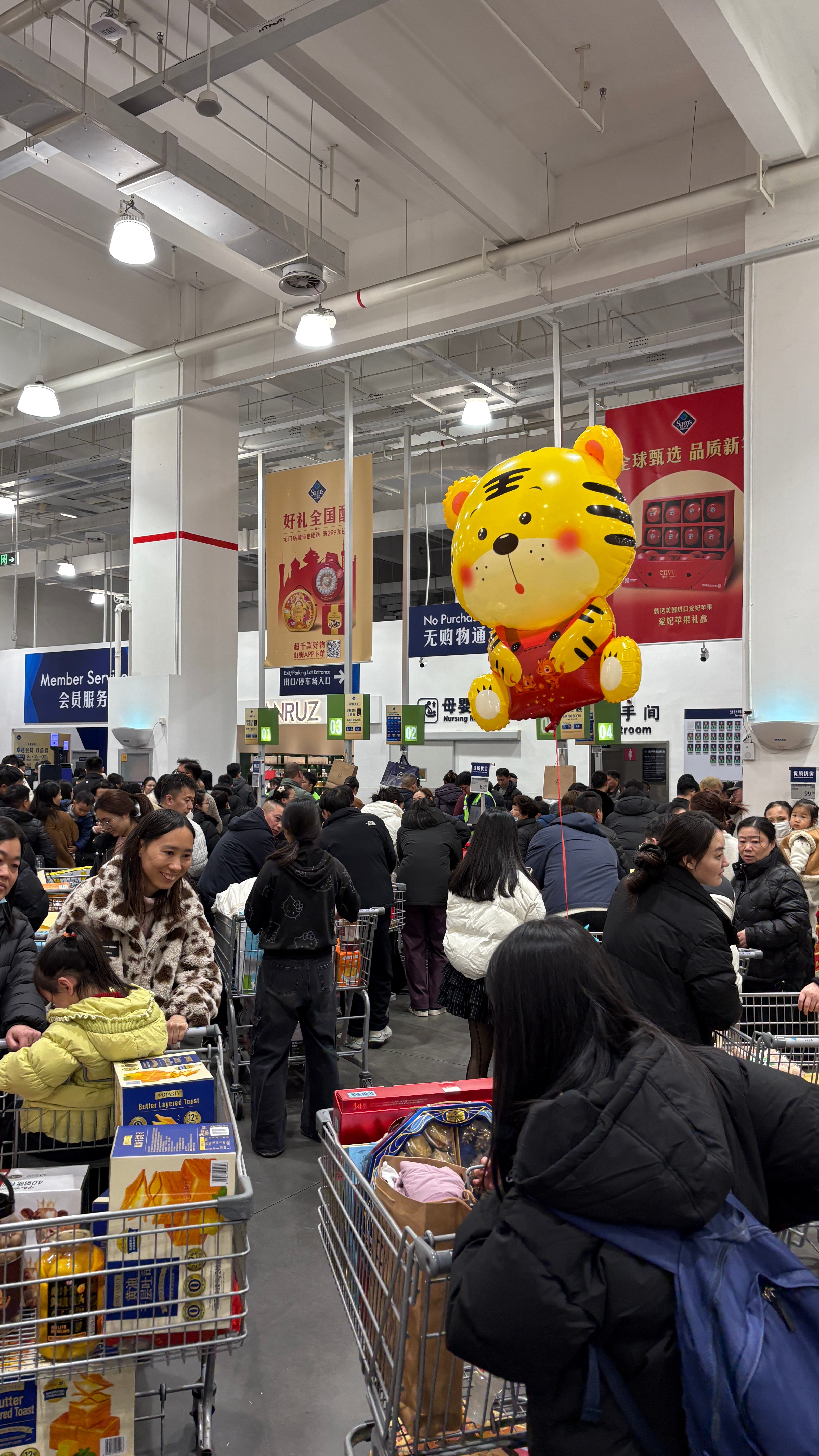 快接近晚上9点山姆人山人海都说零售生意难做山姆天天被放大镜但，如今的消费者不傻吧