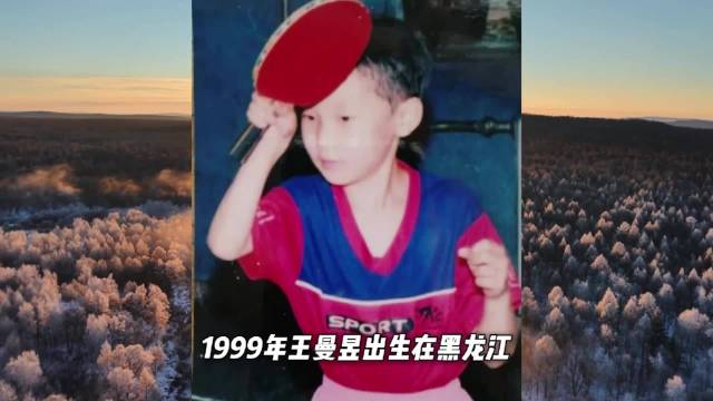 #王曼昱举哑铃与解说员合影##国际乒联解说晒图庆祝王曼昱夺冠#
国际乒联解说晒出健身房合影，王曼昱举