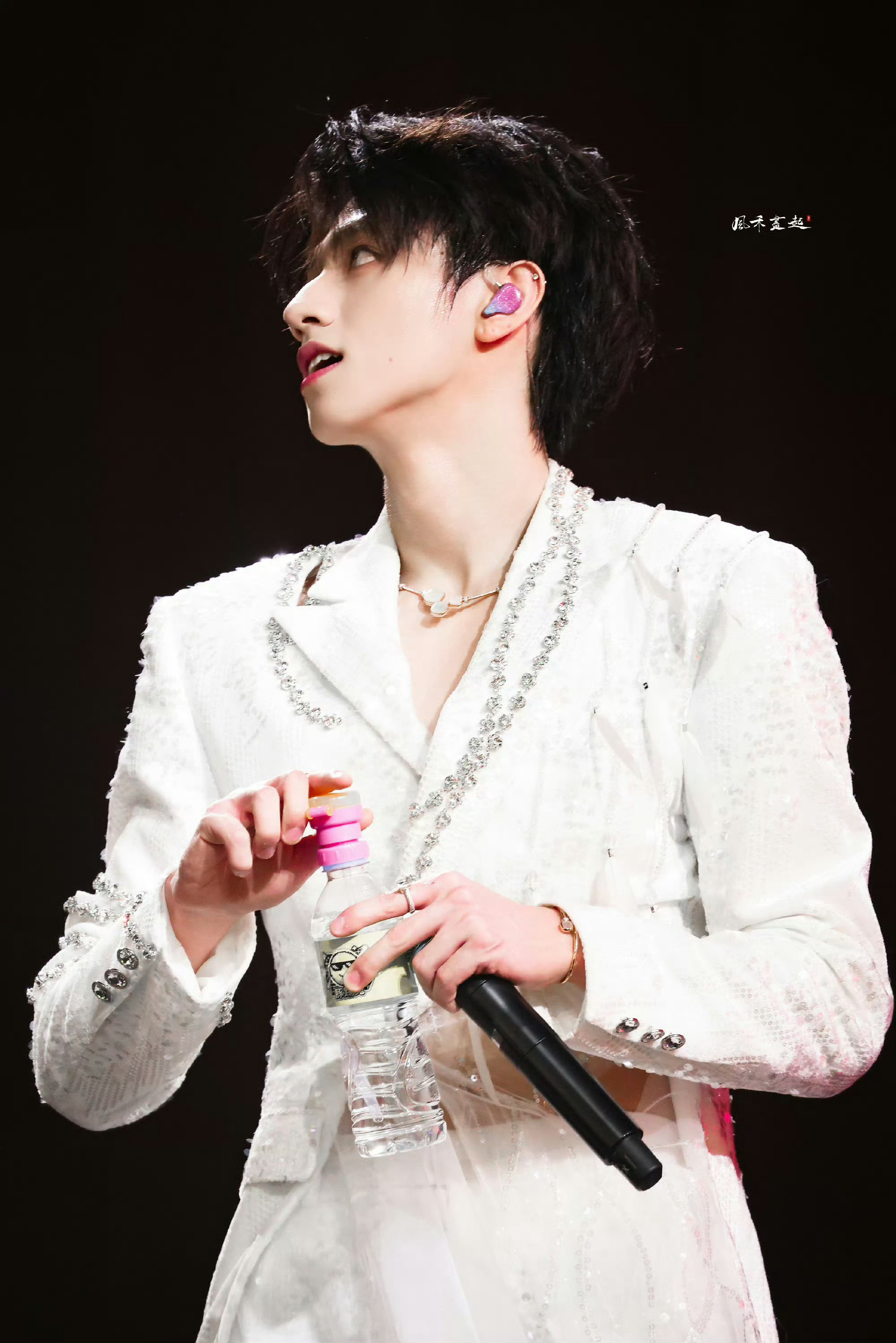 好离谱，演唱会宝曼兰朵赞助了朱志鑫30w＋珠宝配饰，但是公司不给提供高清细节返图