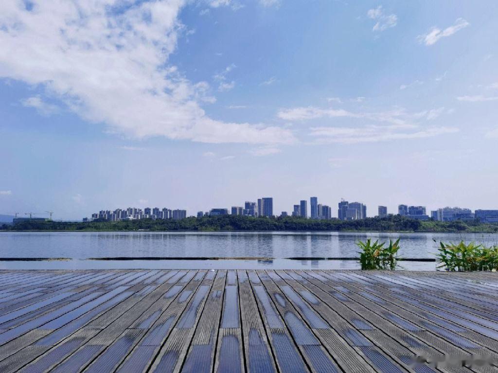#成都兴隆湖旁的大运元素# 成都适合休闲散步的好地方有很多，成都的朋友向大家推荐