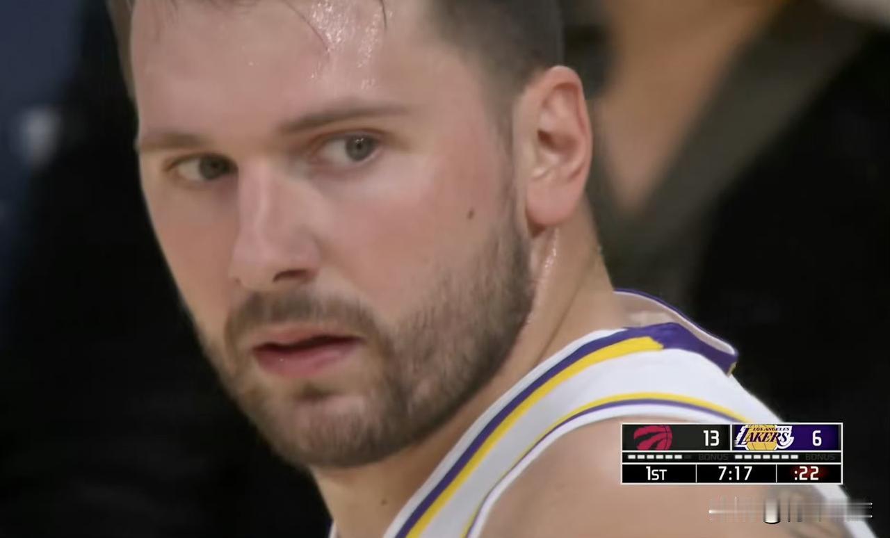 干扰球啊！吃T真不怪东契奇！

今天，湖人队坐镇主场迎战背靠背迎战猛龙队，东契奇