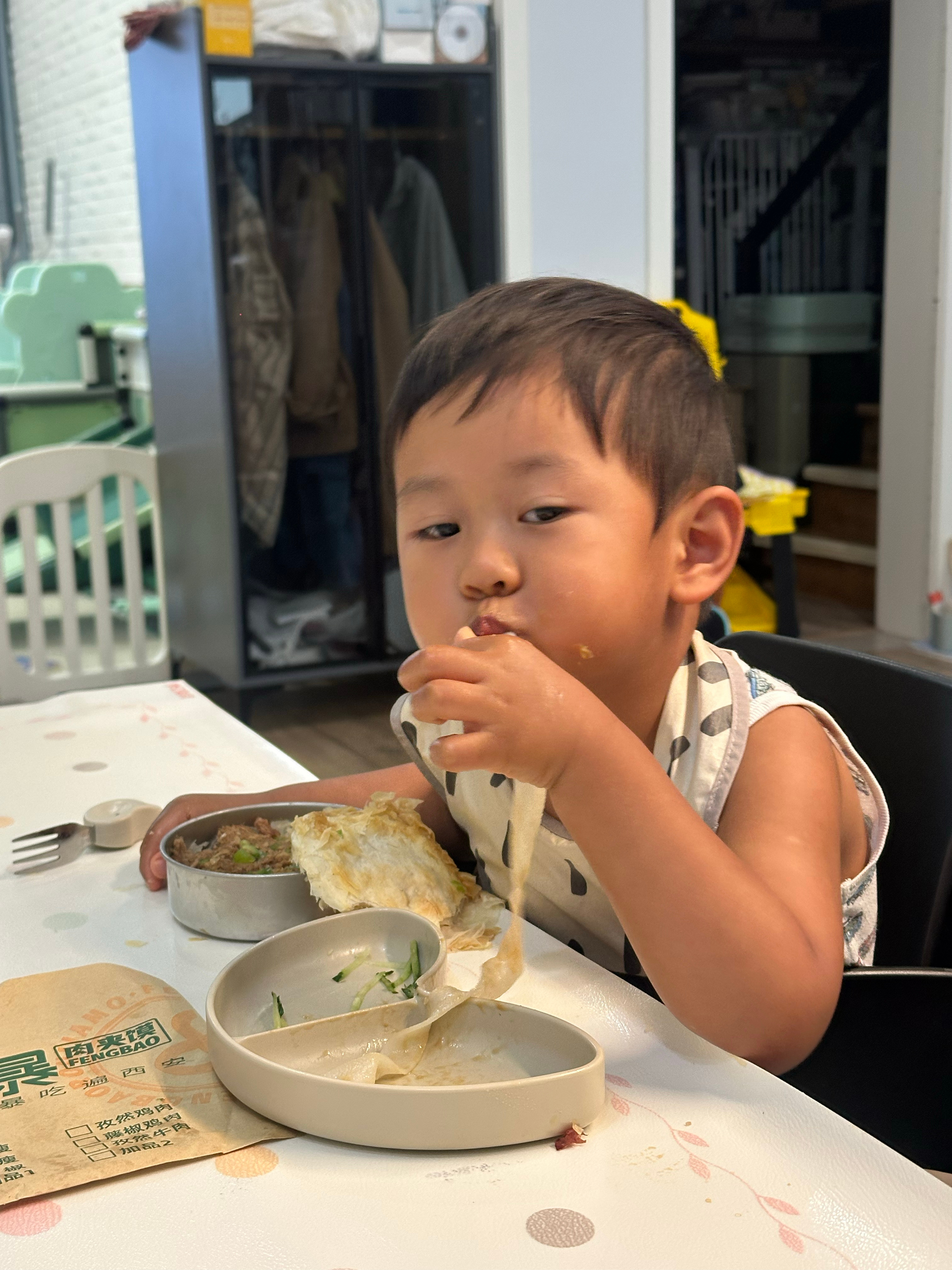 孩子点名要吃肉夹馍年糕一直在吃