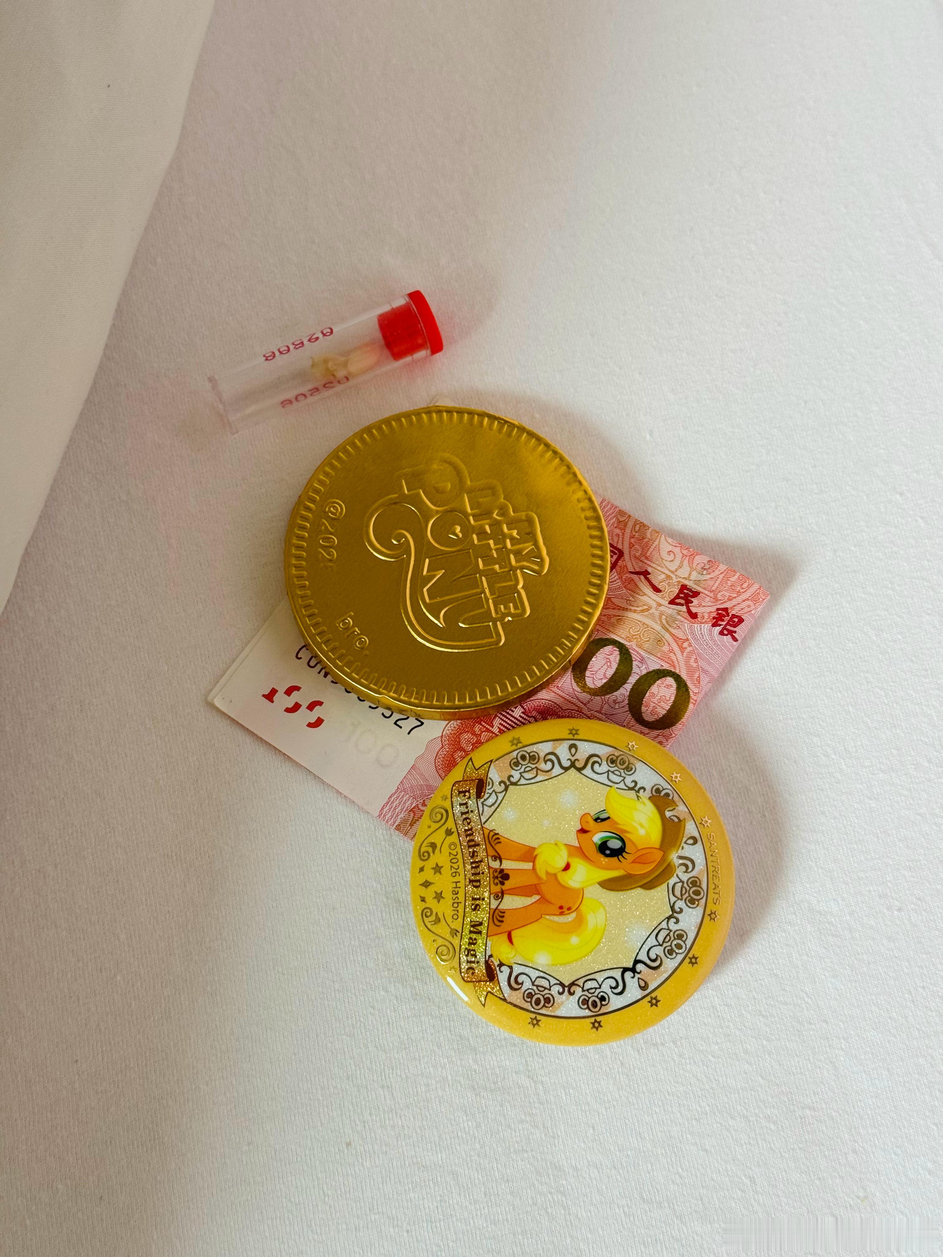 安姐昨天掉了一颗比较完美的牙白白没有牙垢，也没有蛀牙拔下来后仔细看了好一会儿开始