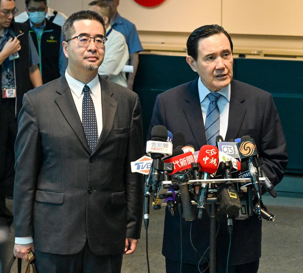 马英九基金会风波越演越烈，马英九接受媒体专访，表示前执行长萧旭岑、王光慈离职是涉