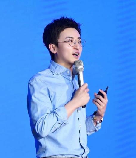 姚译添 跑男 浙江卫视《奔跑吧》系列总导演姚译添，因被指偏袒嘉宾白鹿、节目内容挑