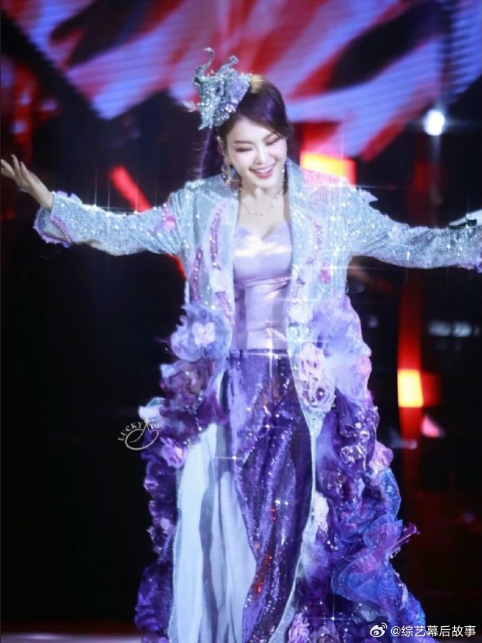 乌兰图雅 半永久嬉皮笑脸都累没了平日里开朗爱笑的乌兰图雅，被密集排练累到表情严肃