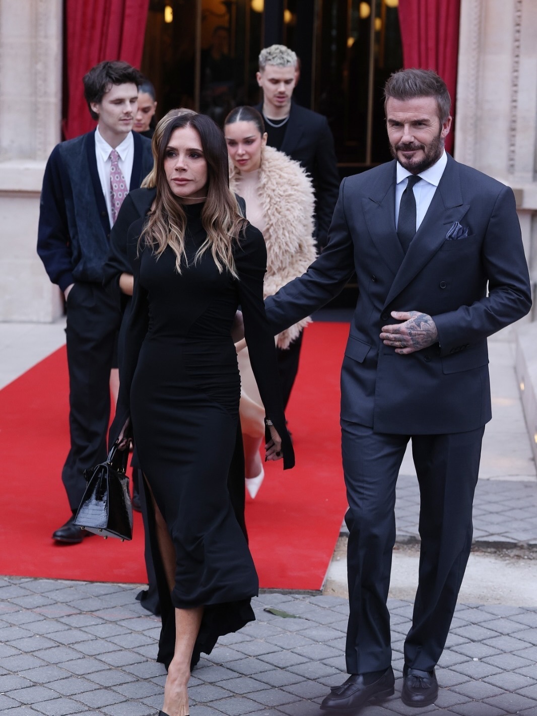 风波过后贝克汉姆一家现身巴黎时装周，维多利亚贝克汉姆还被法国文化部授予艺术与文学