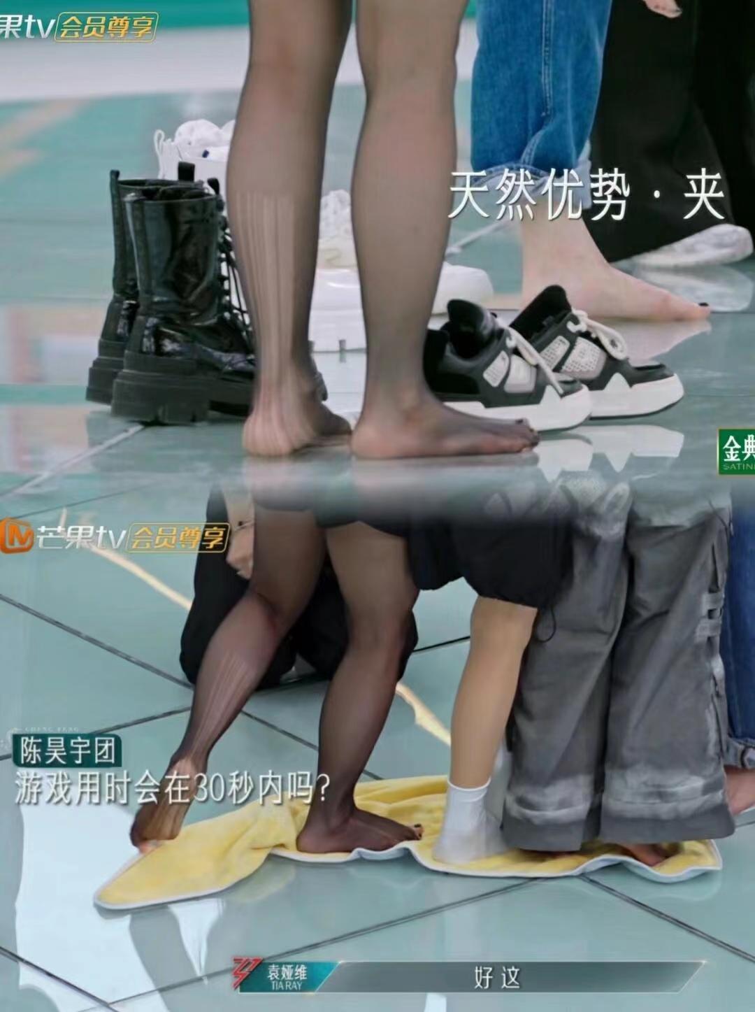 浪姐这期这个镜头，是前面有姐姐说幸好袜子没破洞，然后suni发现自己袜子破洞，其
