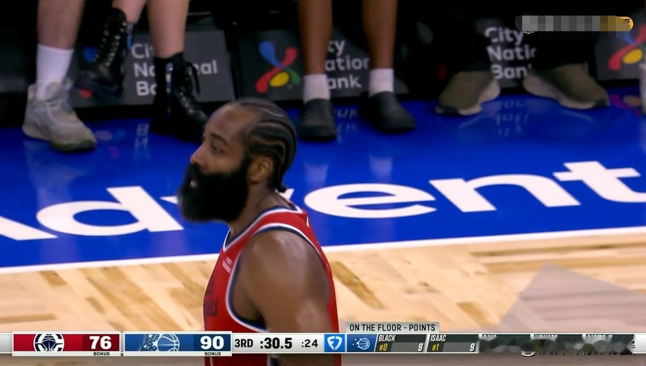 快船当家后卫哈登真是带不动球队！在今天进行的快船和魔术的比赛中，目前双方前三节的