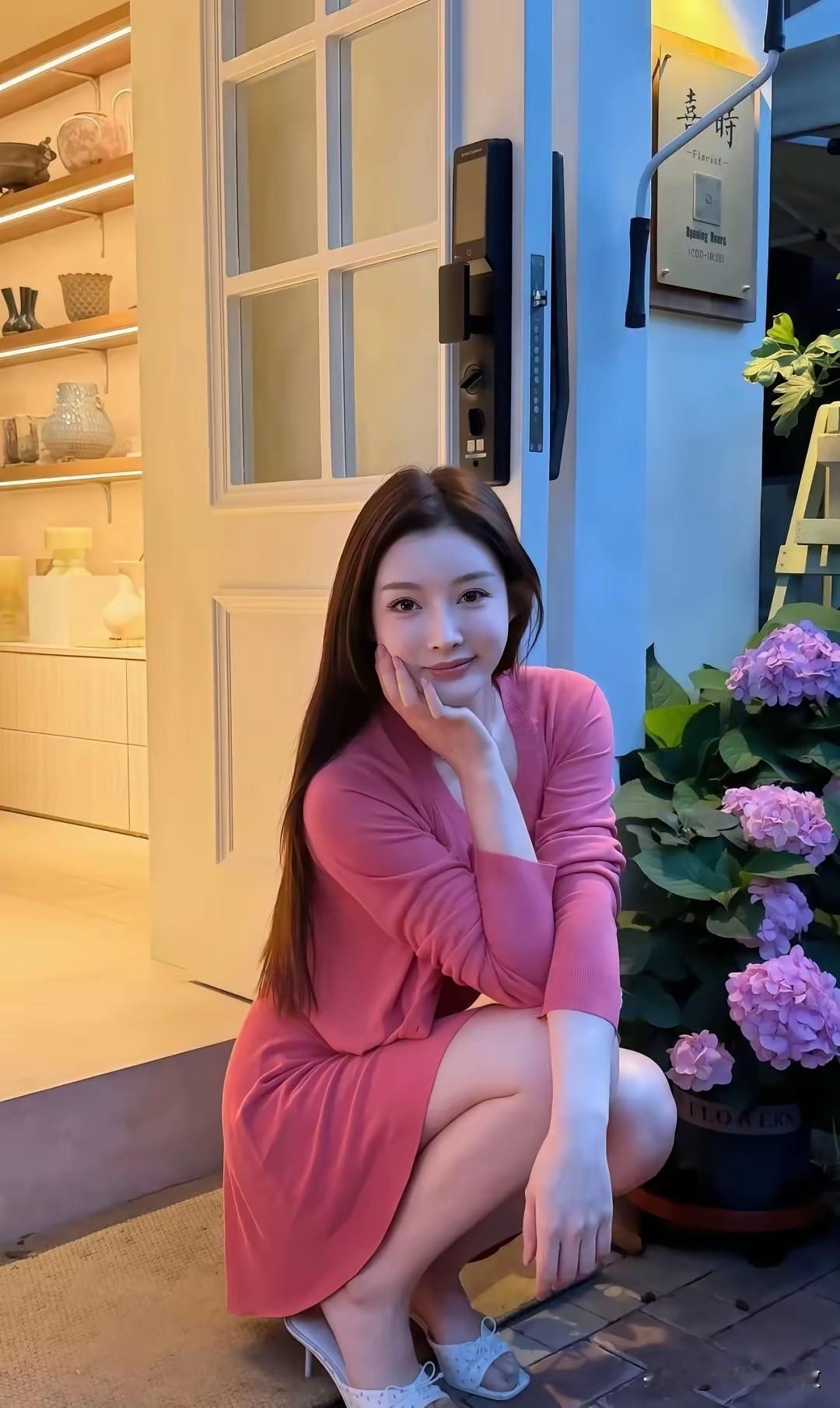 一个穿粉色裙子的女孩