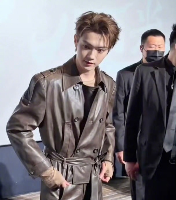 来看看许凯今日追剧团活动生图，这颜值状态如何？ 