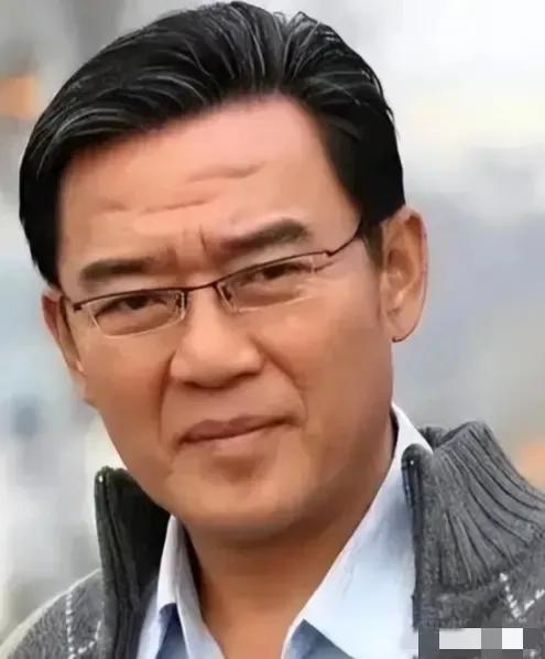 1990年，李立群从台湾回到大陆，找到了同父异母的大哥，见到大哥家一贫如洗，他拿