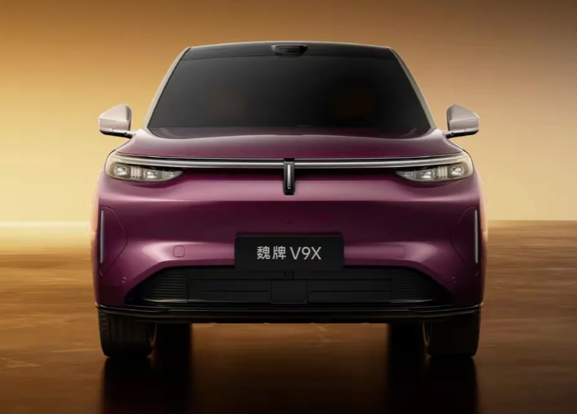 魏牌V9X正式亮相，董事长魏建军亲自站台。长城归元S平台首款旗舰，六座布局、轴距