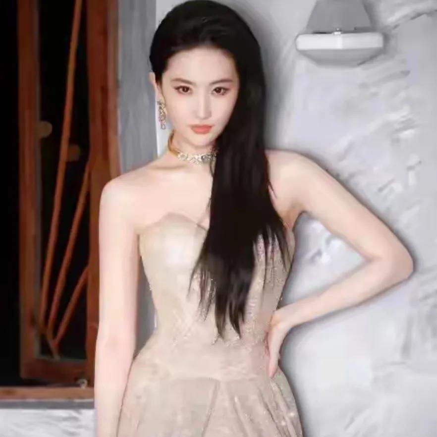 8月13日，“刘亦菲8月首个活动”的话题强势登上热搜，瞬间点燃了粉丝与网友们的热