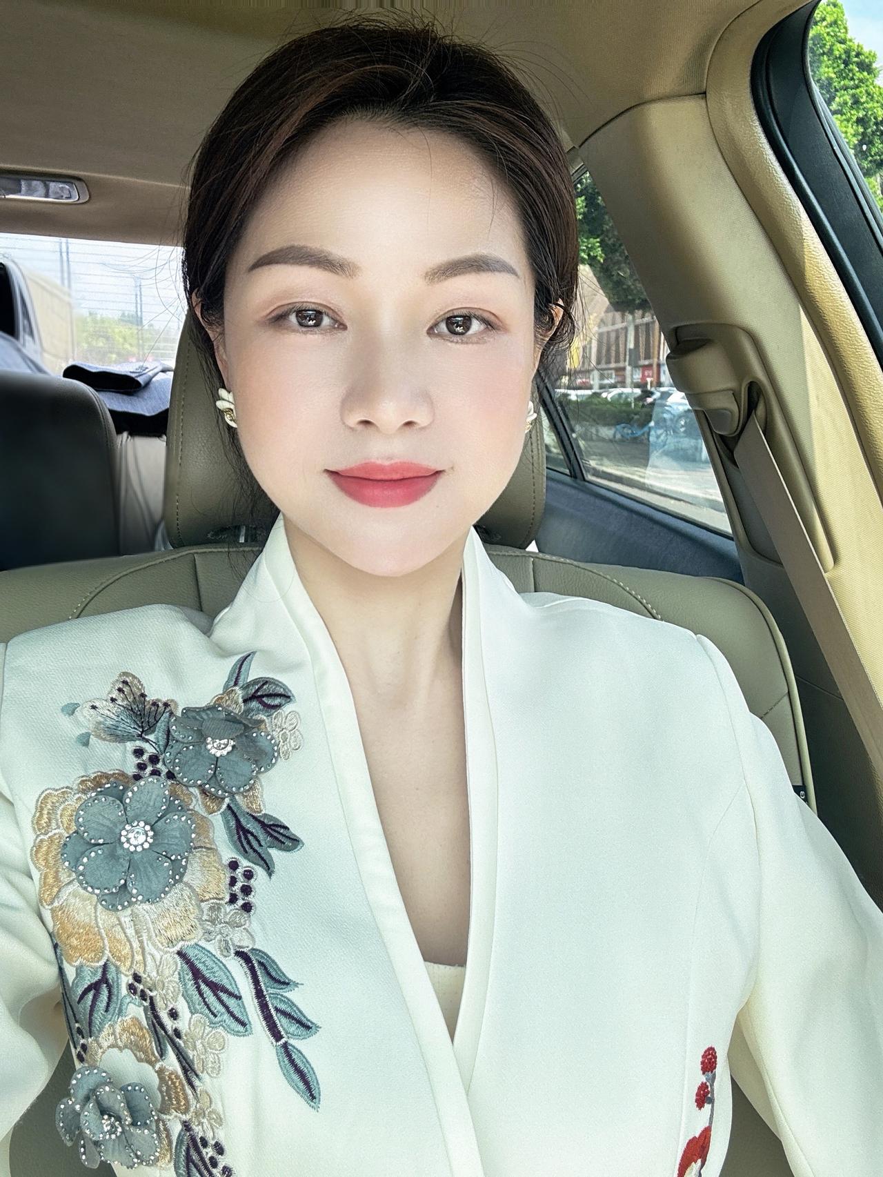 早安，亲爱的朋友！愿你今天如晨光般明亮，心中充满温暖与希望。愿你健康平安，笑容常