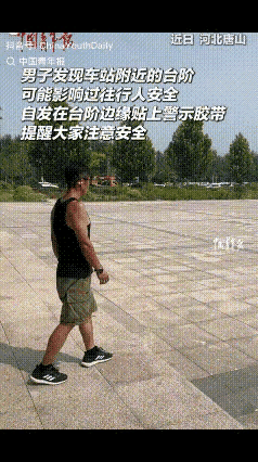 “这事儿真攒人品！”河北唐山一位大哥在公交站候车，车老不来，他就往前溜达了两步，