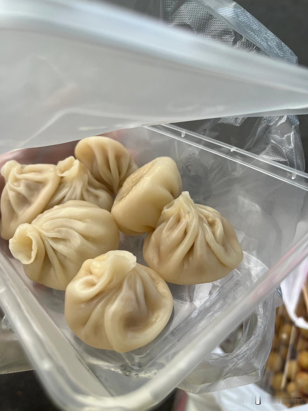 上班的时候匆匆忙忙买了一份小笼包
打算去公司在吃
结果发现到公司已经冷了
大家都