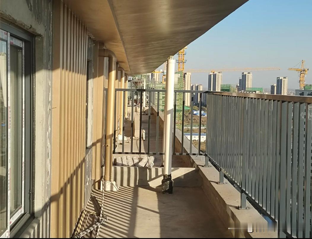 不想让邻居看到我们这边，有什么办法？
是加栅栏还是门还是什么？位置在顶楼露台
侧