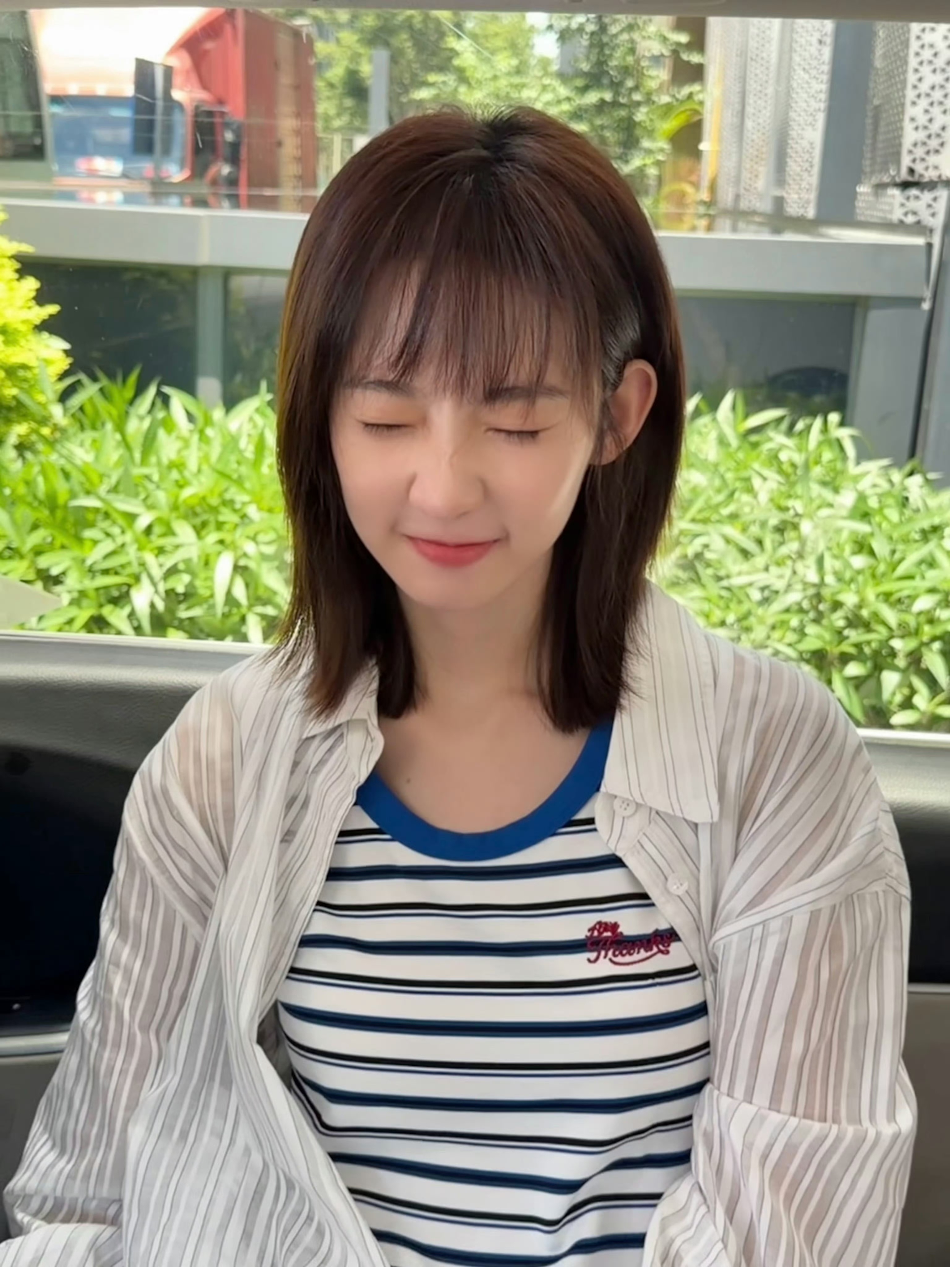 张艺凡这女孩，她竟然揪着自己的耳朵拍照给我们看，这个女孩可真调皮。 