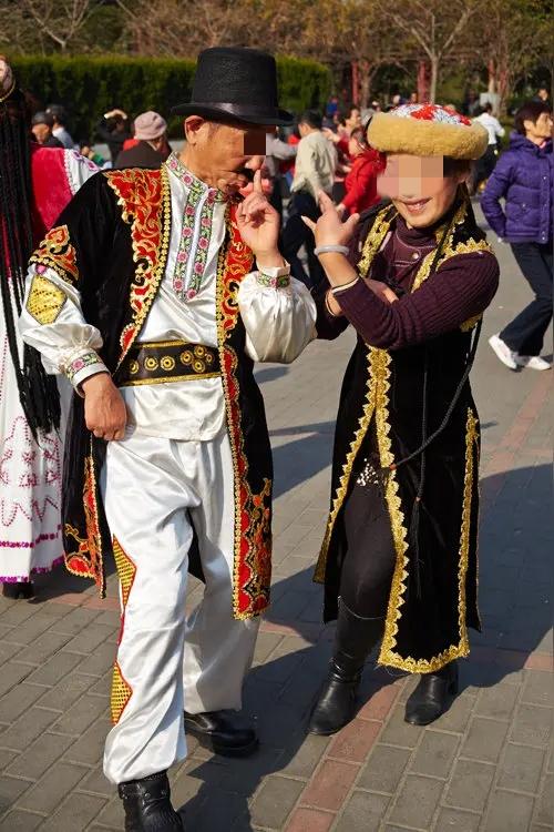 我观察了很久，发现新疆舞最文明，男女即不拉手也不搂腰，只是眉来眼去，互相微笑，看