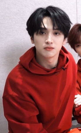 我也要跪吗？跪着接严浩翔外务的话，我立马跪 🙇 