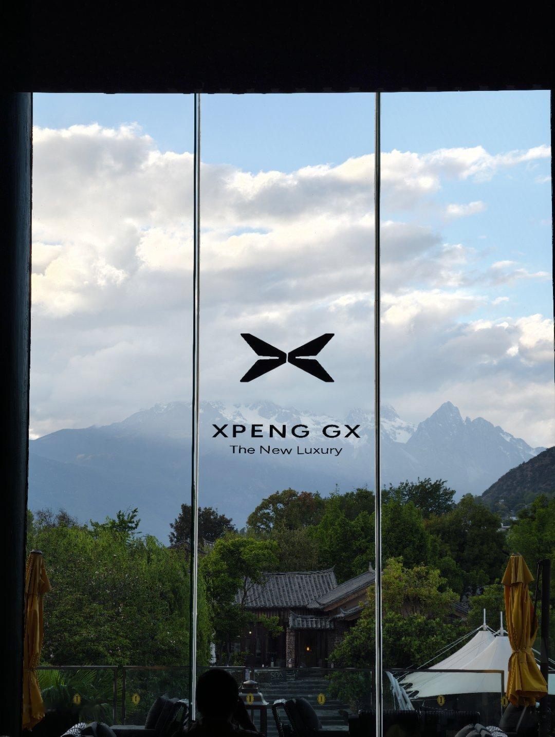小鹏的酒店布置每次都特别高级，玻璃上这个LOGO背后就是雪山，高级感一下就出来了