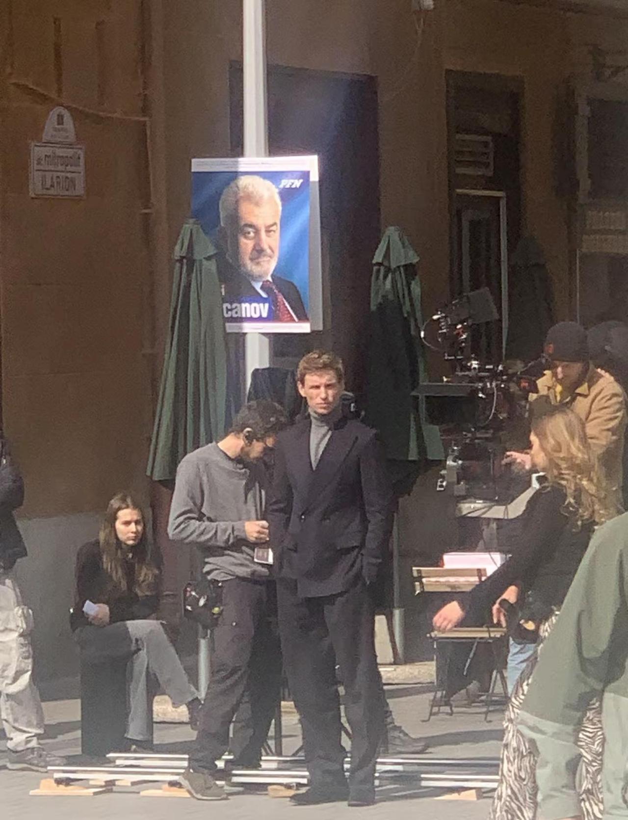 在布达佩斯街头偶遇“Jackal”本尊。原来是Eddie Redmayne正在拍