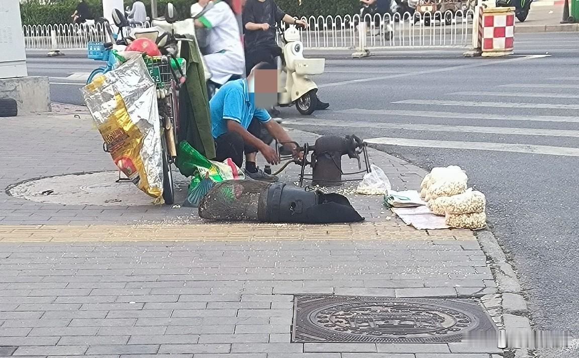  保定创业路偶遇老式蹦爆米花，一代人的童年回忆

蹦爆米花，是民间的一门老手艺。